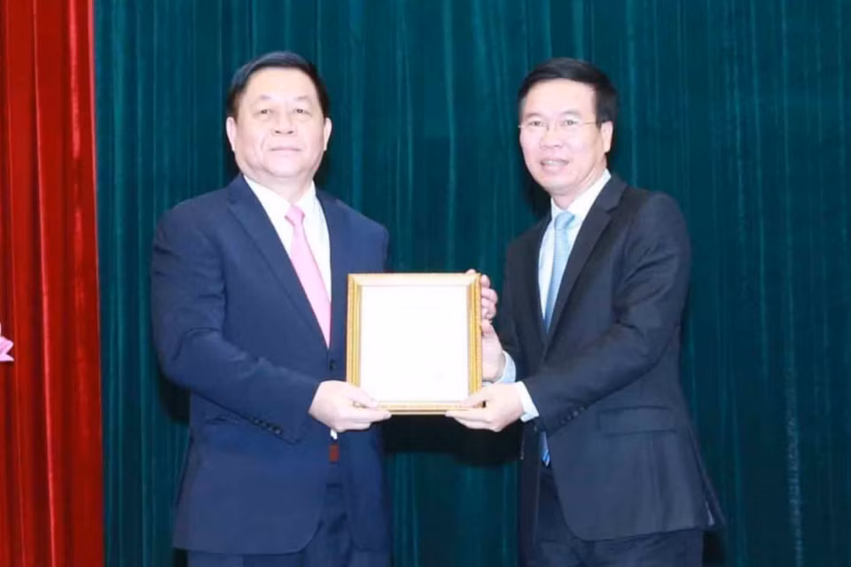 Ủy viên Bộ Chính trị, Thường trực Ban Bí thư Võ Văn Thưởng trao Quyết định số 06-QĐNS/TƯ ngày 18/2/2021 của Bộ Chính trị cho ông Nguyễn Trọng Nghĩa. (Ảnh: Phương Hoa/TTXVN)