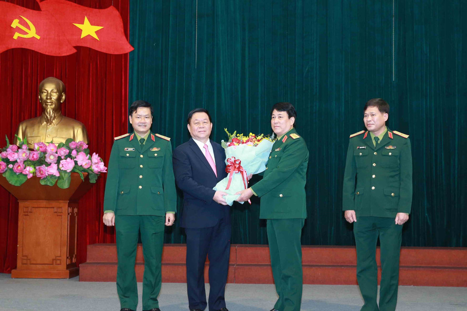 Đại tướng Lương Cường, Ủy viên Bộ Chính trị, Chủ nhiệm Tổng Cục Chính trị Quân đội nhân dân Việt Nam tặng hoa chúc mừng Thượng tướng Nguyễn Trọng Nghĩa, Bí thư Trung ương Đảng, Trưởng Ban Tuyên giáo Trung ương. (Ảnh: Phương Hoa/TTXVN)