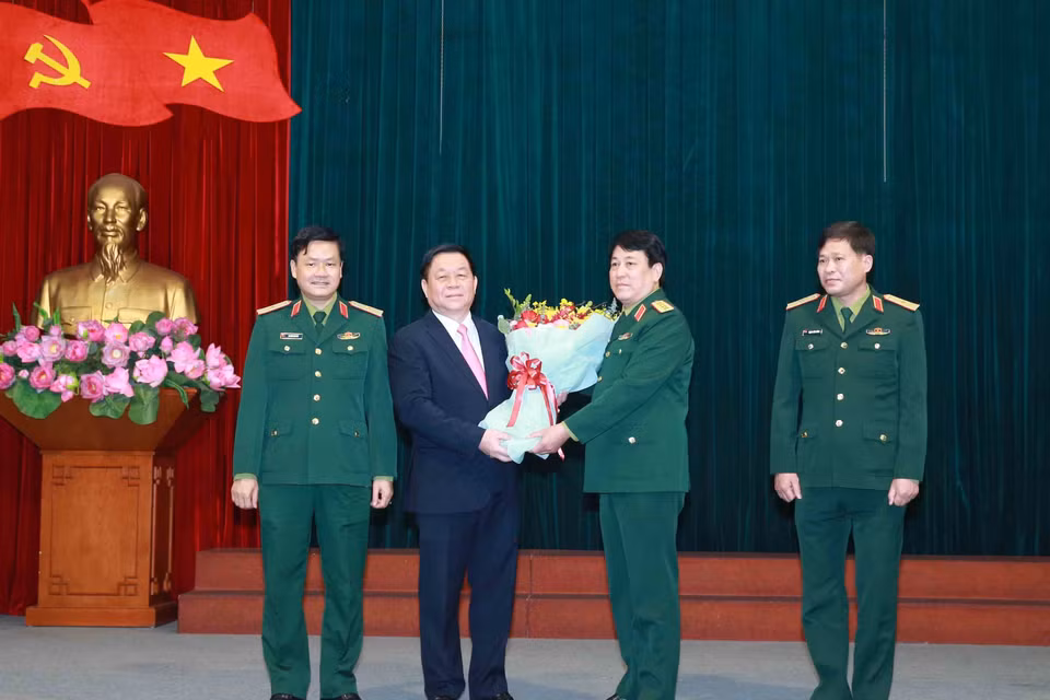 Đại tướng Lương Cường, Ủy viên Bộ Chính trị, Chủ nhiệm Tổng Cục Chính trị Quân đội nhân dân Việt Nam tặng hoa chúc mừng Thượng tướng Nguyễn Trọng Nghĩa, Bí thư Trung ương Đảng, Trưởng Ban Tuyên giáo Trung ương. (Ảnh: Phương Hoa/TTXVN)