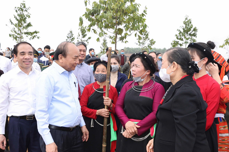 Thủ tướng Nguyễn Xuân Phúc với đồng bào các dân tộc tỉnh Tuyên Quang tại buổi lễ. (Ảnh: Thống Nhất/TTXVN)