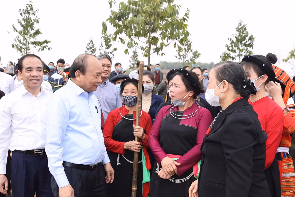 Thủ tướng Nguyễn Xuân Phúc với đồng bào các dân tộc tỉnh Tuyên Quang tại buổi lễ. (Ảnh: Thống Nhất/TTXVN)