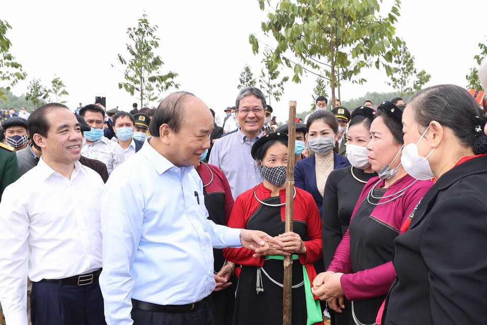 Thủ tướng Nguyễn Xuân Phúc với đồng bào các dân tộc tỉnh Tuyên Quang tại buổi lễ. (Ảnh: Thống Nhất/TTXVN)