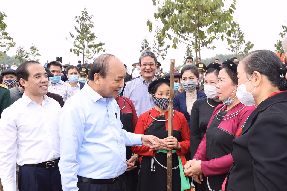 Thủ tướng Nguyễn Xuân Phúc với đồng bào các dân tộc tỉnh Tuyên Quang tại buổi lễ. (Ảnh: Thống Nhất/TTXVN)