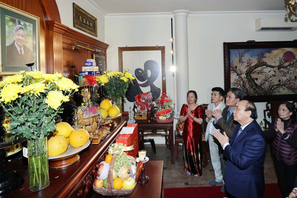Thủ tướng Nguyễn Xuân Phúc dâng hương, tưởng nhớ Tổng Bí thư Lê Khả Phiêu. (Ảnh: Thống Nhất/TTXVN)