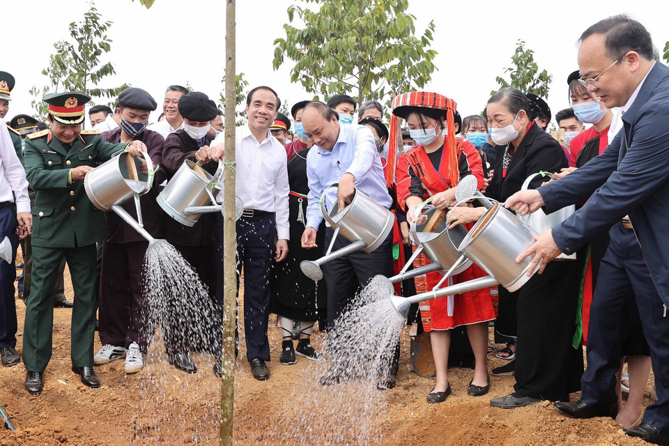 Thủ tướng Nguyễn Xuân Phúc và các đại biểu tham gia Lễ phát động Tết trồng cây. (Ảnh: Thống Nhất/TTXVN)