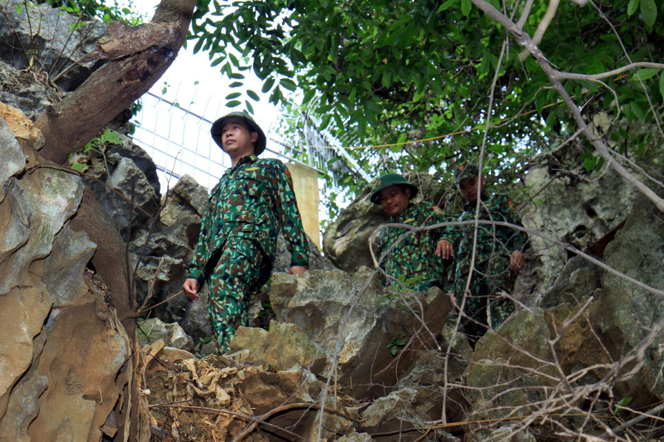 Cán bộ, chiến sỹ Trạm Biên phòng Cốc Nam (Đồn Biên phòng Tân Thanh) tuần tra kiểm soát biên giới, nhằm ngăn chặn các đối tượng xuất nhập cảnh trái phép. (Ảnh: TTXVN)