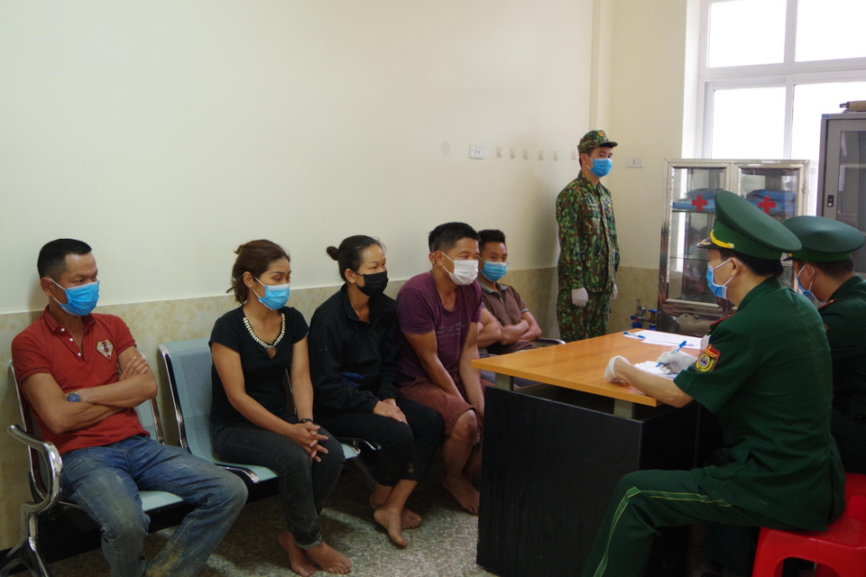 Cán bộ Biên phòng cửa khẩu Tân Thanh, Lạng Sơn lấy lời khai các đối tượng nhập cảnh trái phép ngày 1/8/2020. (Ảnh: TTXVN)