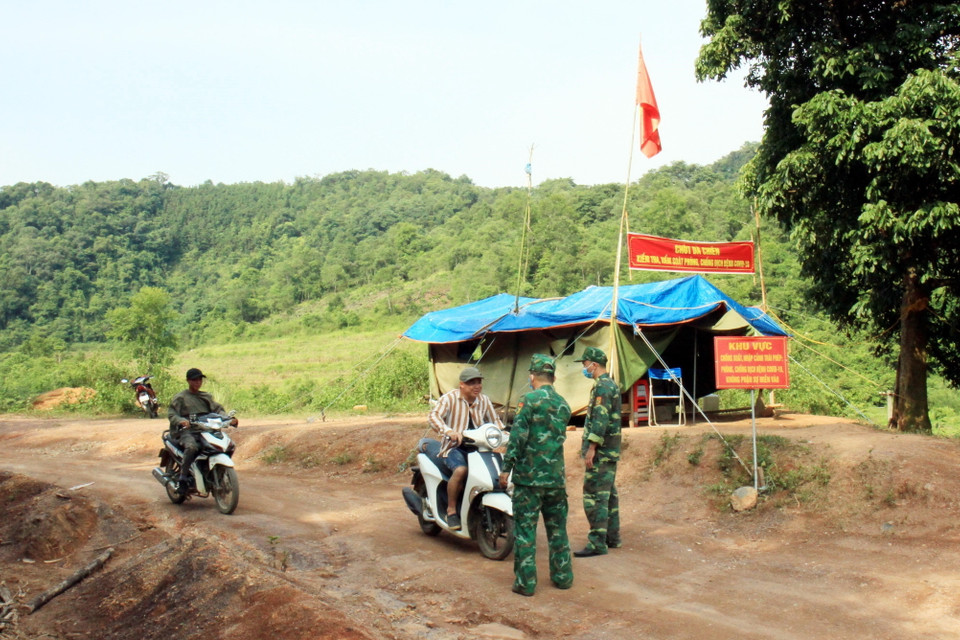 Cán bộ, chiến sỹ Đồn biên phòng Tân Thanh kiểm soát người dân qua lại khu vực biên giới, nhằm ngăn chặn các đối tượng xuất nhập cảnh trái phép. (Ảnh: TTXVN)