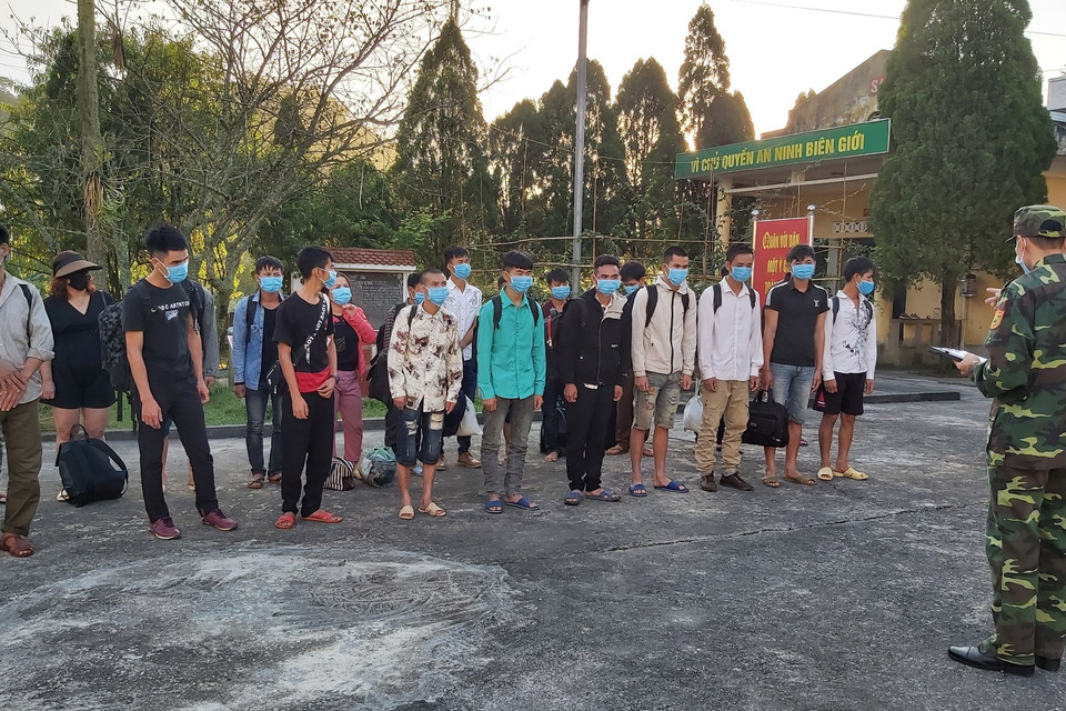 Ngày 27/7/2020, lực lượng biên phòng Xín Cái (Hà Giang) phát hiện tạm giữ nhóm người xuất cảnh trái phép. (Ảnh: TTXVN)