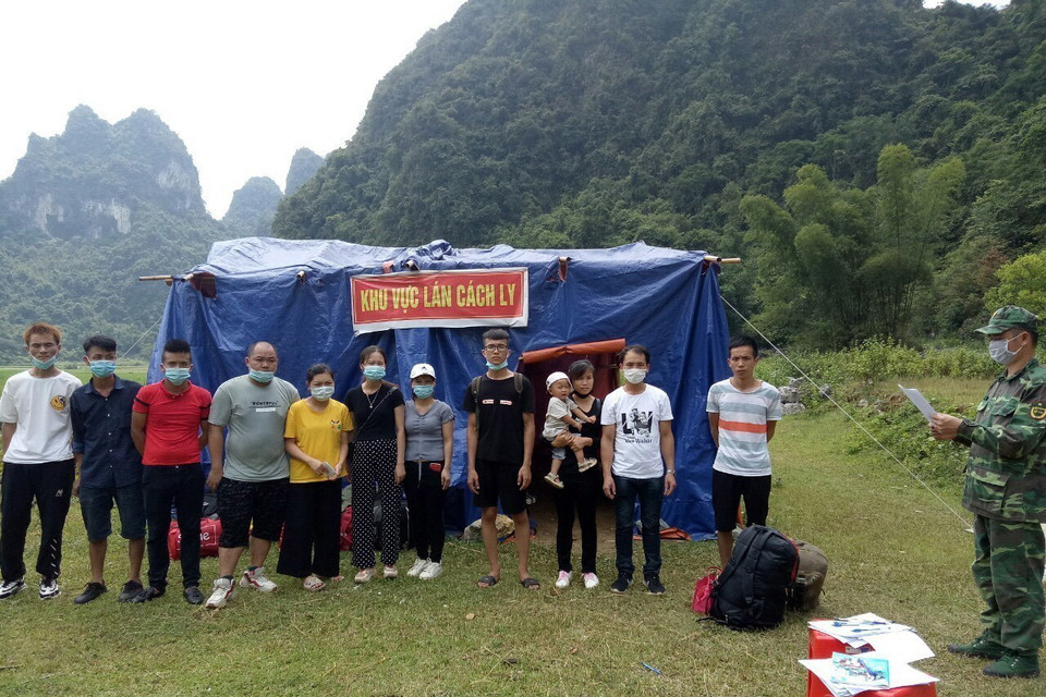 12 công dân nhập cảnh trái phép được cán bộ, chiến sỹ Đồn biên phòng Lý Quốc (Cao Bằng) phát hiện, tạm giữ. (Ảnh:TTXVN phát)