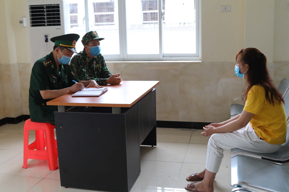 Lực lượng Biên phòng Tân Thanh (Lạng Sơn) lấy lời khai của đối tượng nhập cảnh trái phép ngày 3/8/2020. (Ảnh: TTXVN)