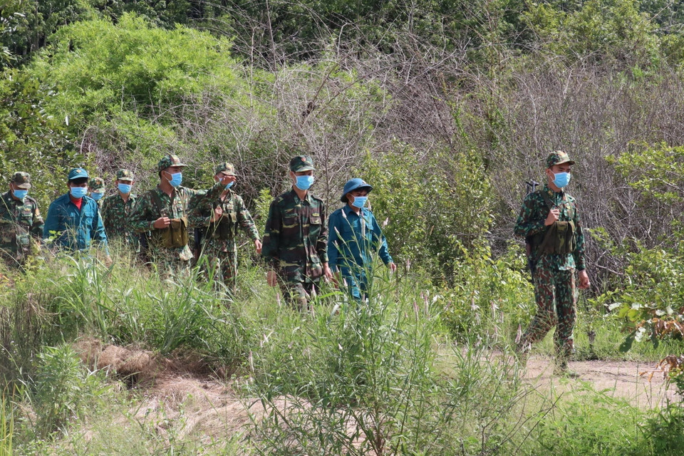 Chiến sỹ Đồn biên phòng Lộc An (Bình Phước) tuần tra khu vực cột mốc 66 biên giới Việt Nam-Campuchia. (Ảnh: TTXVN)