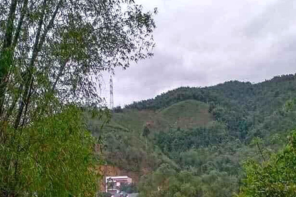 Dông lốc làm sập cầu treo tại thôn Bến Cóc, huyện Bảo Yên. (Ảnh: Quốc Khánh/TTXVN)