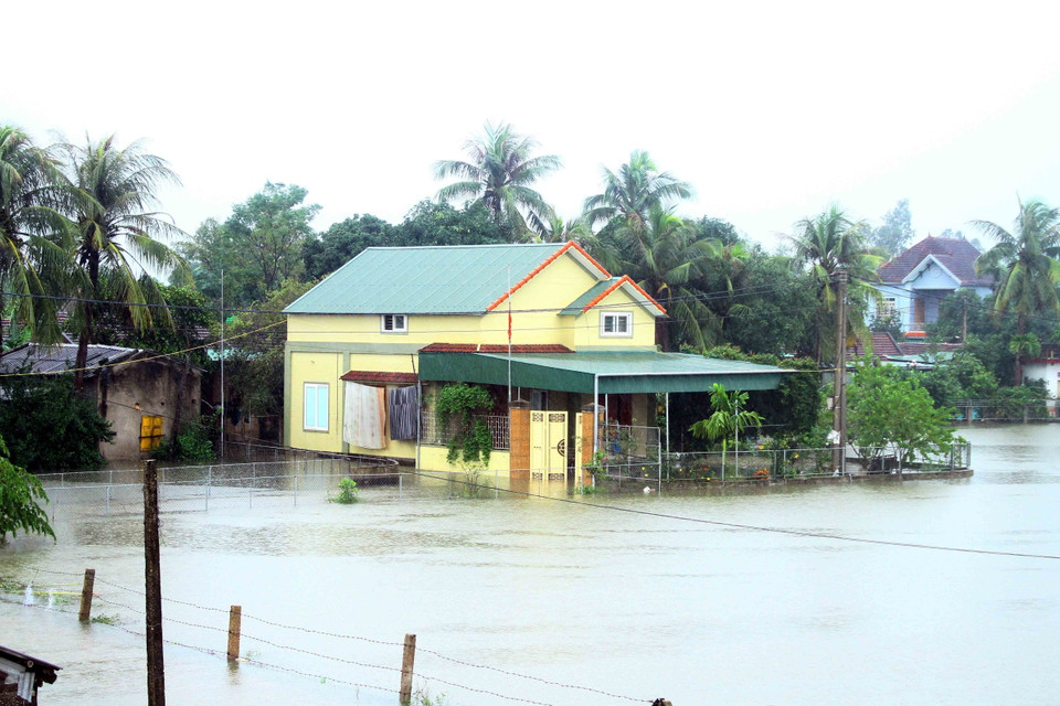 Nhiều nhà dân ngoài đê sông Lam tại huyện Hưng Nguyên (Nghệ An) bị ngập nặng do nước sông Lam đang lên cao trên mức báo động 2. (Ảnh: Tá Chuyên/TTXVN)