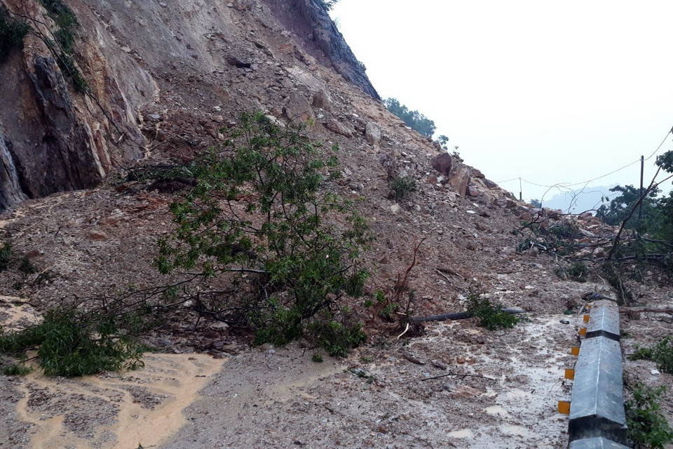 Một khối lượng lớn đất đá bị sạt lở xuống Quốc lộ 46B đoạn qua huyện Thanh Chương Nghệ An. (Ảnh: Tá Chuyên/TTXVN)