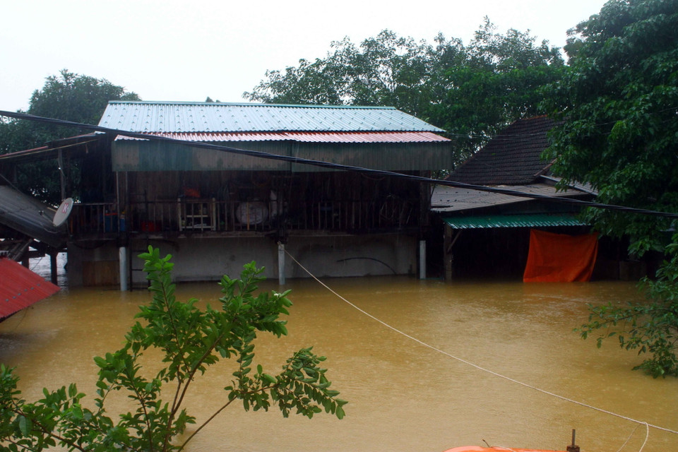 Nhà người dân huyện Hưng Nguyên (Nghệ An) bị ngập sâu. (Ảnh: Tá Chuyên/TTXVN)