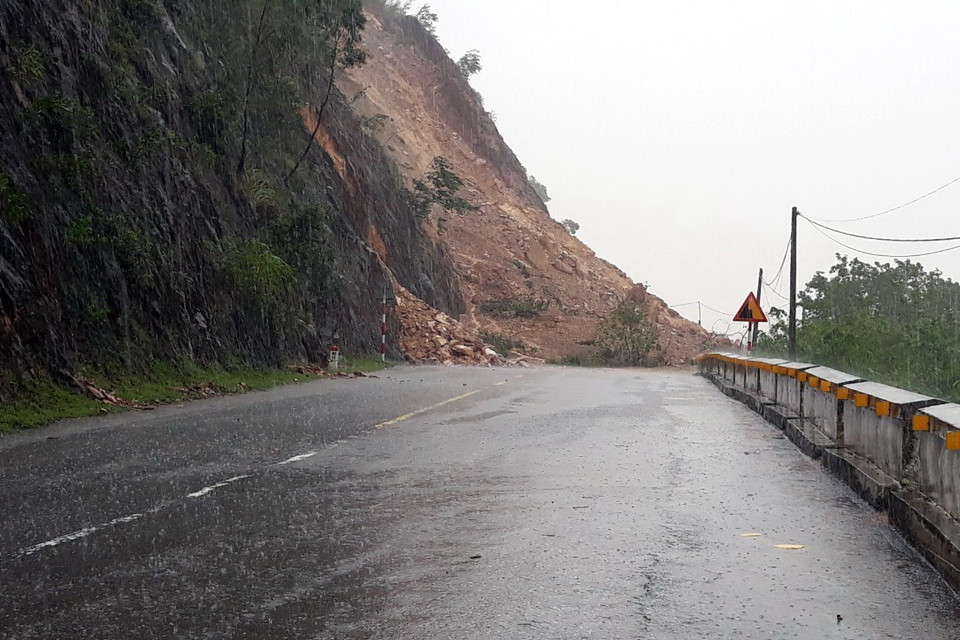 Quốc lộ 46B đoạn qua huyện Thanh Chương Nghệ An bị sạt lở nghiêm trọng do mưa lũ. (Ảnh: Tá Chuyên/TTXVN)