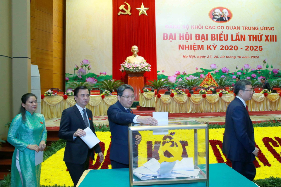 Các đại biểu bỏ phiếu bầu đoàn đại biểu Đảng bộ Khối các cơ quan Trung ương dự Đại hội 13 của Đảng. (Ảnh: Phương Hoa/TTXVN)