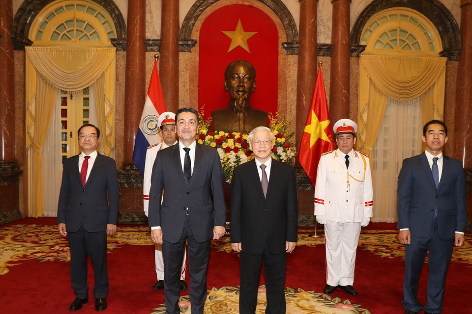 Tổng Bí thư, Chủ tịch nước Nguyễn Phú Trọng tiếp Ông Raul Alberto Florentin Antola, Đại sứ Đặc mệnh toàn quyền Cộng hòa Paraguay tại Việt Nam đến trình Quốc thư. (Ảnh: Trí Dũng/TTXVN)