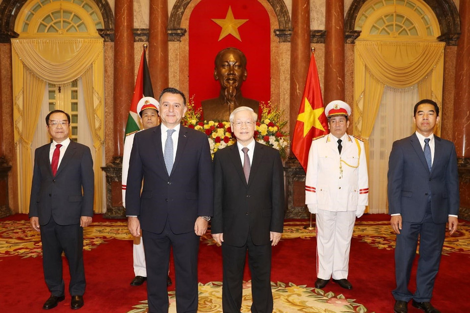 Tổng Bí thư, Chủ tịch nước Nguyễn Phú Trọng tiếp Ông Mahmoud Daiffallah Al-Hamoud, Đại sứ Đặc mệnh toàn quyền Vương quốc Hashemite Jordan tại Việt Nam đến trình Quốc thư. (Ảnh: Trí Dũng/TTXVN) (Ảnh: Phương Hoa/TTXVN)