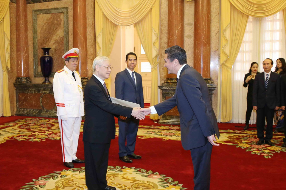 Tổng Bí thư, Chủ tịch nước Nguyễn Phú Trọng tiếp Ông Raul Alberto Florentin Antola, Đại sứ Đặc mệnh toàn quyền Cộng hòa Paraguay tại Việt Nam đến trình Quốc thư. (Ảnh: Phương Hoa/TTXVN)