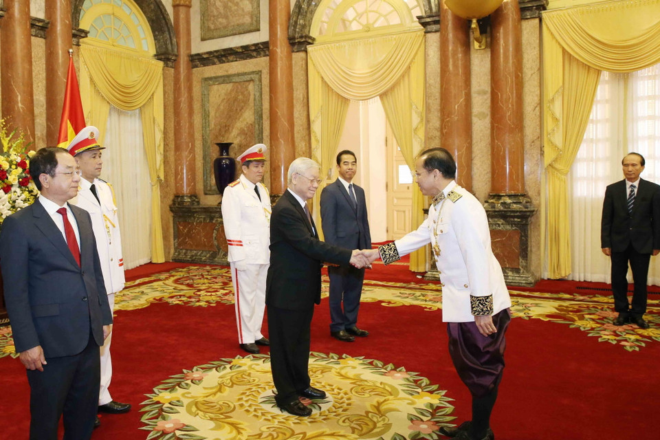 Tổng Bí thư, Chủ tịch nước Nguyễn Phú Trọng tiếp Ông Chay Navuth, Đại sứ Đặc mệnh toàn quyền Vương quốc Campuchia tại Việt Nam đến trình Quốc thư. (Ảnh: Phương Hoa/TTXVN)