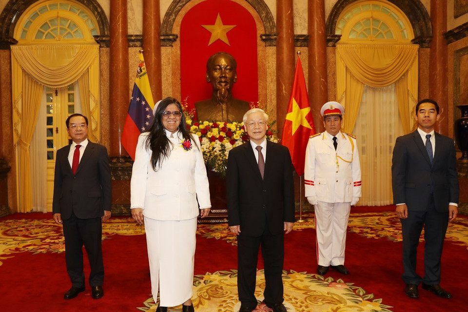 Tổng Bí thư, Chủ tịch nước Nguyễn Phú Trọng tiếp Bà Tatiana Josefina Pugh Moreno, Đại sứ Đặc mệnh toàn quyền Cộng hòa Bolivariana Venezuela tại Việt Nam đến trình Quốc thư. (Ảnh: Trí Dũng/TTXVN)