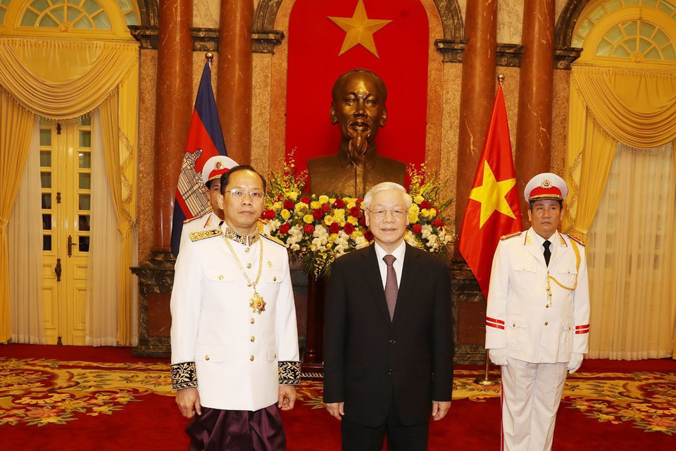 Tổng Bí thư, Chủ tịch nước Nguyễn Phú Trọng tiếp Ông Chay Navuth, Đại sứ Đặc mệnh toàn quyền Vương quốc Campuchia tại Việt Nam đến trình Quốc thư. (Ảnh: Trí Dũng/TTXVN)