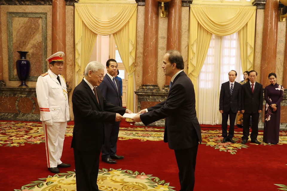 Tổng Bí thư, Chủ tịch nước Nguyễn Phú Trọng tiếp Ông Georgios Stilianopoulos, Đại sứ Đặc mệnh toàn quyền Cộng hòa Hy Lạp tại Việt Nam đến trình Quốc thư. (Ảnh: Trí Dũng/TTXVN)