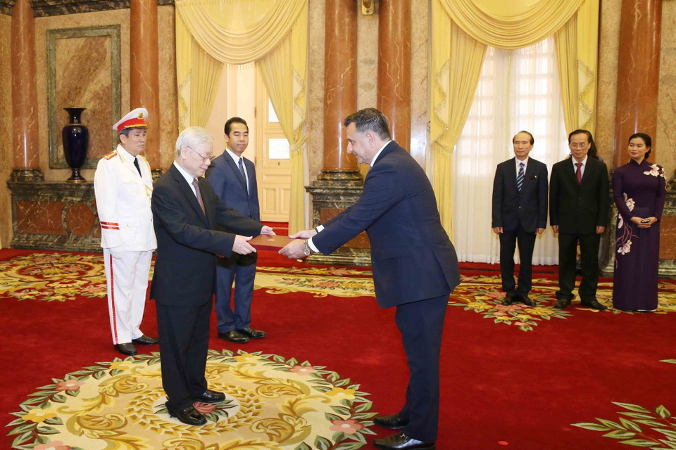 Tổng Bí thư, Chủ tịch nước Nguyễn Phú Trọng tiếp Ông Mahmoud Daiffallah Al-Hamoud, Đại sứ Đặc mệnh toàn quyền Vương quốc Hashemite Jordan tại Việt Nam đến trình Quốc thư. (Ảnh: Phương Hoa/TTXVN)