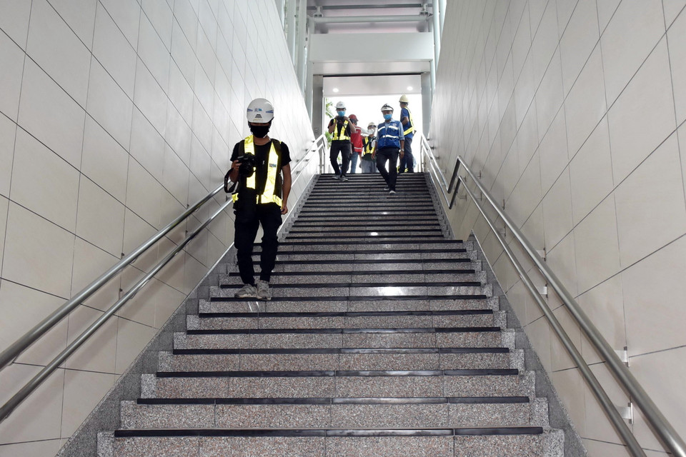 Đến nay, không gian ngầm tại tầng B1 ga Nhà hát Thành phố thuộc dự án tuyến metro số 1 Bến Thành-Suối Tiên (Thành phố Hồ Chí Minh) đã cơ bản hoàn thiện. Trong ảnh: Cầu thang bộ dành cho hành khách đi từ đường Lê Lợi xuống tầng hầm B1 ga Nhà hát Thành phố. (Ảnh: Tiến Lực/TTXVN)