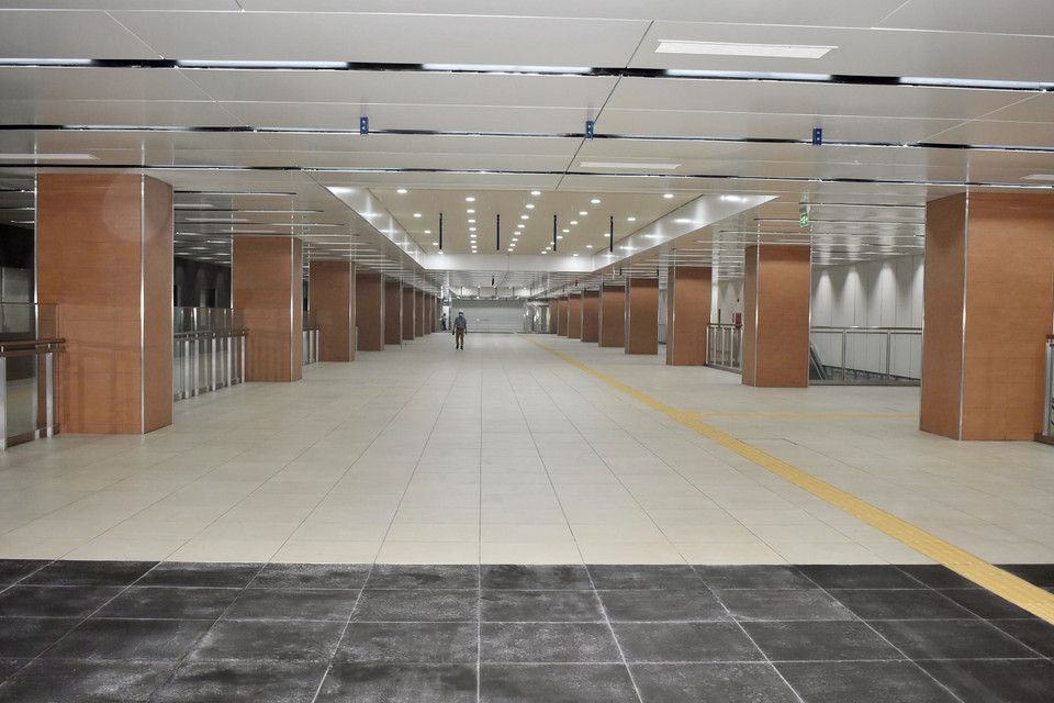 Sảnh đợi dành cho hành khách sau khi đã mua vé đến lượt để xuống tầm B2 và B4 đi tàu tại ga Nhà hát Thành phố. (Ảnh: Tiến Lực/TTXVN)