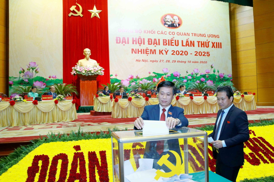 Các đại biểu bỏ phiếu bầu đoàn đại biểu Đảng bộ Khối các cơ quan Trung ương dự Đại hội 13 của Đảng. (Ảnh: Phương Hoa/TTXVN)