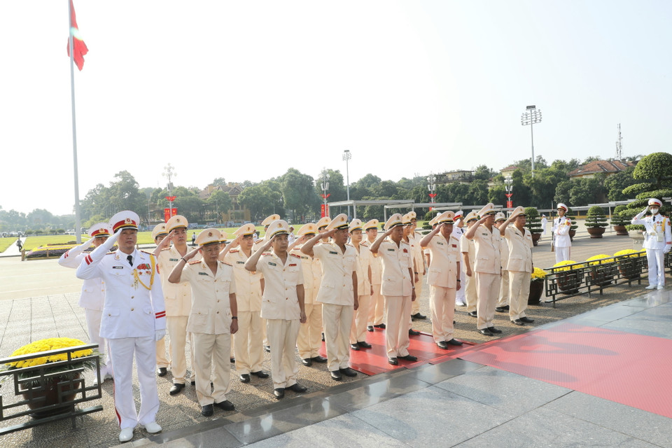 Đoàn đại biểu Đảng ủy Công an Trung ương và Bộ Công an đến đặt vòng hoa và vào Lăng viếng Chủ tịch Hồ Chí Minh. (Ảnh: Doãn Tấn/TTXVN)