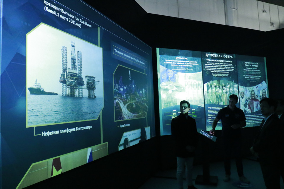 Hình ảnh hợp tác Việt-Nga trong lĩnh vực năng lượng, khai thác dầu khí trên thềm lục địa ở Biển Đông với sự hợp tác và hỗ trợ của Liên bang Nga. (Ảnh: Trần Hiếu/TTXVN)