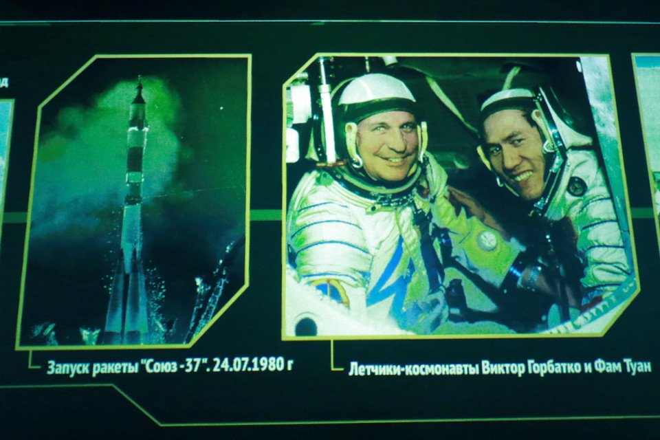 Hình ảnh phi công vũ trụ Phạm Tuân và Viktor Gorbatko trước chuyến bay lịch sử tháng 7/1980 tại bảo tàng. (Ảnh: Trần Hiếu/TTXVN)