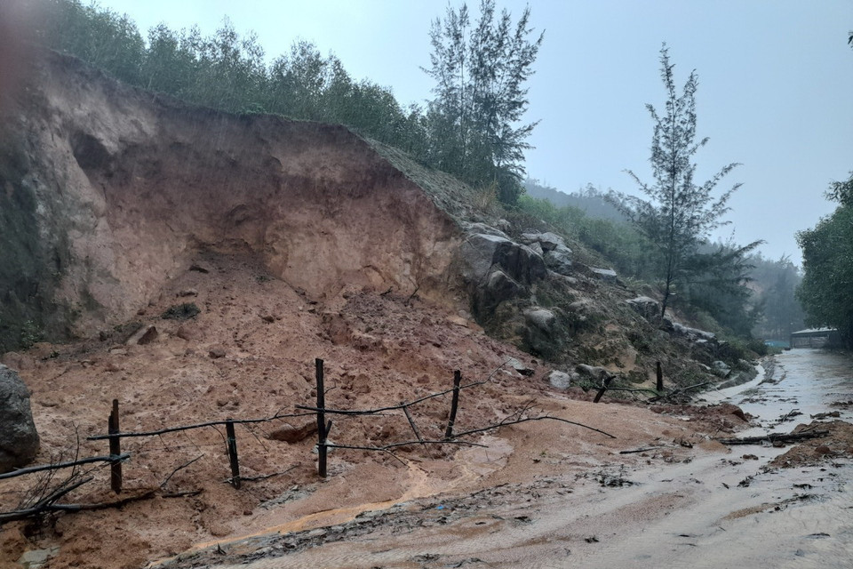 Sạt lở núi tại xã Cẩm Lĩnh (huyện Cẩm Xuyên, Hà Tĩnh). (Ảnh: TTXVN phát)