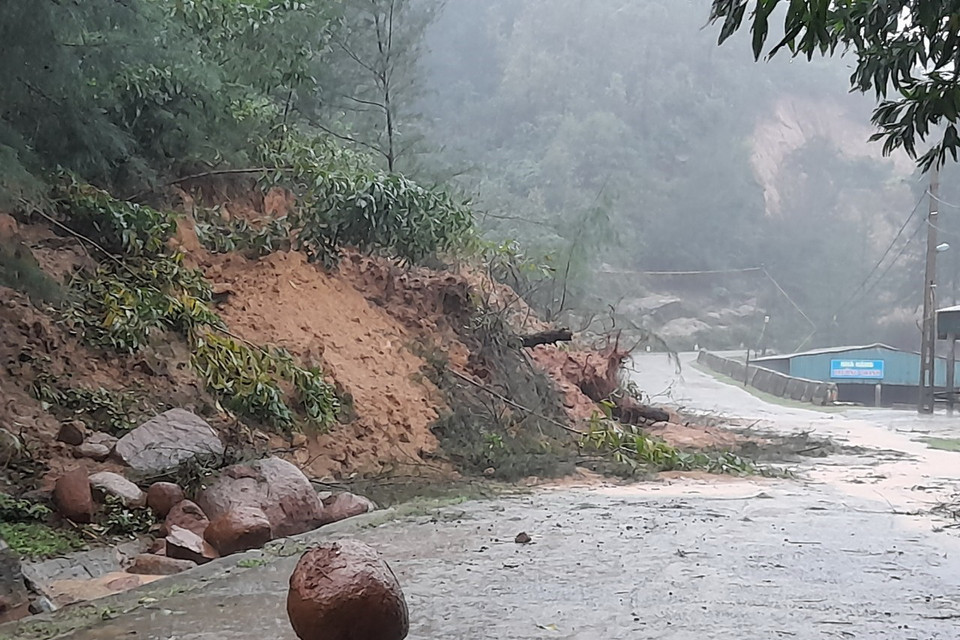 Sạt lở núi tại xã Cẩm Lĩnh, huyện Cẩm Xuyên, Hà Tĩnh. (Ảnh: TTXVN phát)