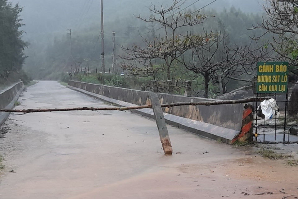 Lực lượng chức năng đặt biển cảnh báo nguy hiểm tại vùng có sạt lở ở xã Cẩm Lĩnh (huyện Cẩm Xuyên, Hà Tĩnh). (Ảnh: TTXVN phát)