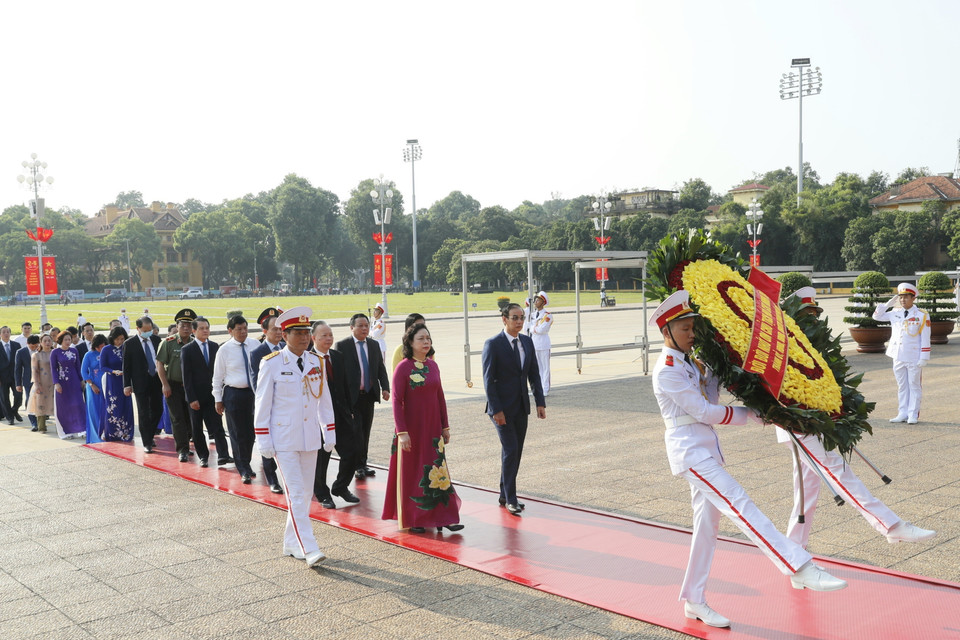 Đoàn đại biểu Thành ủy, Hội đồng Nhân dân, Ủy ban Mặt trận Tổ quốc Việt Nam thành phố Hà Nội đến đặt vòng hoa và vào Lăng viếng Chủ tịch Hồ Chí Minh. (Ảnh: Doãn Tấn/TTXVN)