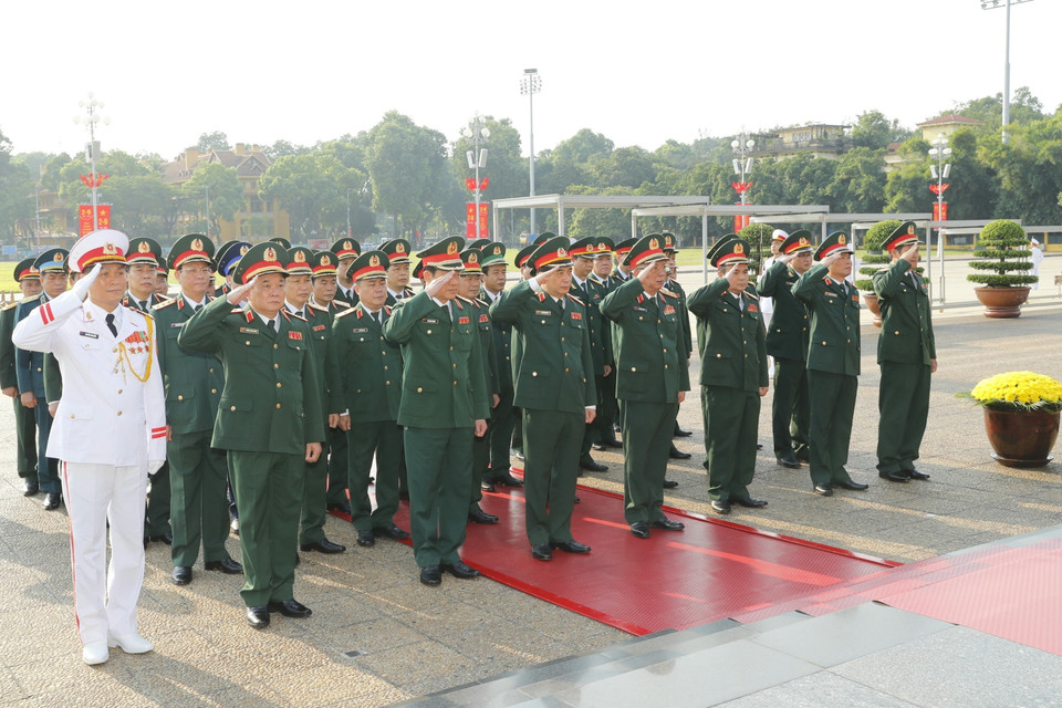Đoàn đại biểu Quân ủy Trung ương và Bộ Quốc phòng đến đặt vòng hoa và vào Lăng viếng Chủ tịch Hồ Chí Mnh. (Ảnh: Doãn Tấn/TTXVN)