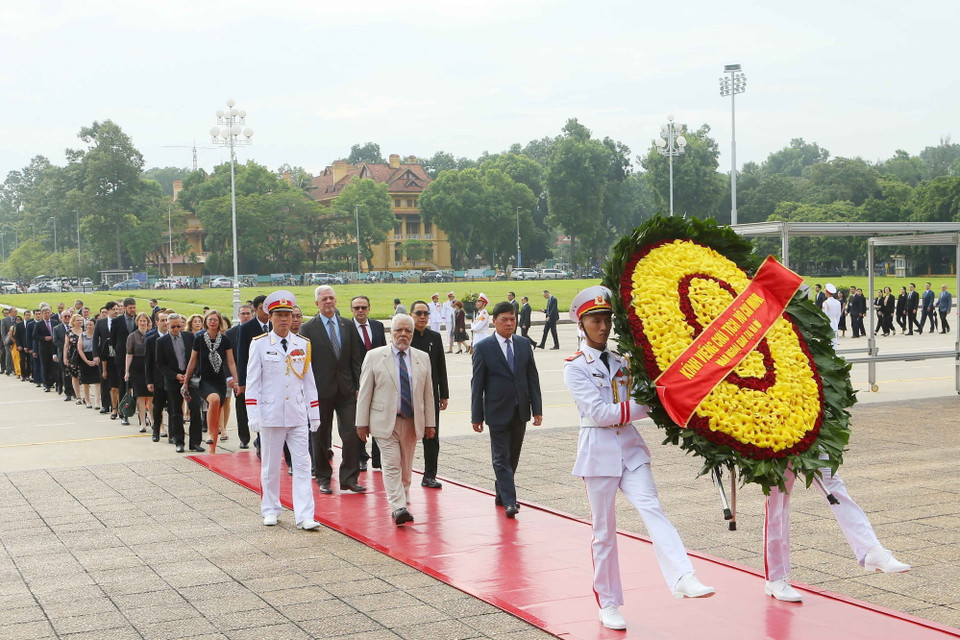 Đoàn đại biểu các Đại sứ quán, cơ quan ngoại giao tại Hà Nội tới đặt vòng hoa và vào Lăng viếng Chủ tịch Hồ Chí Minh. (Ảnh: Doãn Tấn/TTXVN)