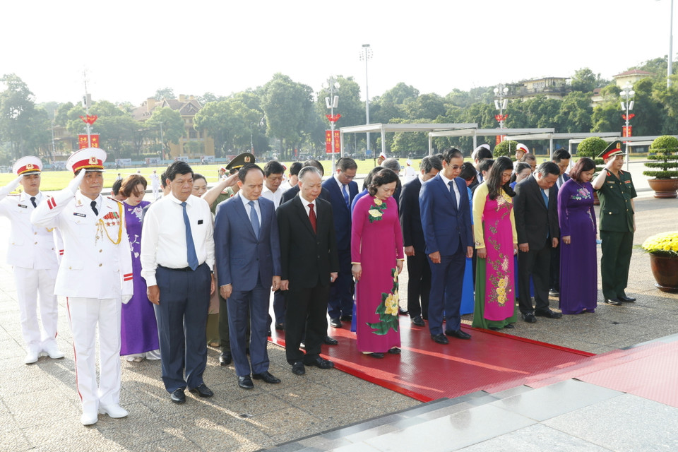 Đoàn đại biểu Thành ủy, Hội đồng Nhân dân, Ủy ban Mặt trận Tổ quốc Việt Nam thành phố Hà Nội đến đặt vòng hoa và vào Lăng viếng Chủ tịch Hồ Chí Minh. (Ảnh: Doãn Tấn/TTXVN)