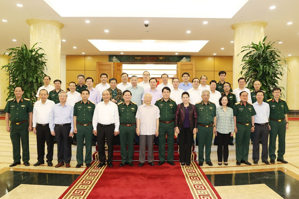 Tổng Bí thư, Chủ tịch nước Nguyễn Phú Trọng, Bí thư Quân ủy Trung ương và các đồng chí Bộ Chính trị chụp ảnh chung với Ban Thường vụ Quân ủy Trung ương. (Ảnh: Trí Dũng/TTXVN)