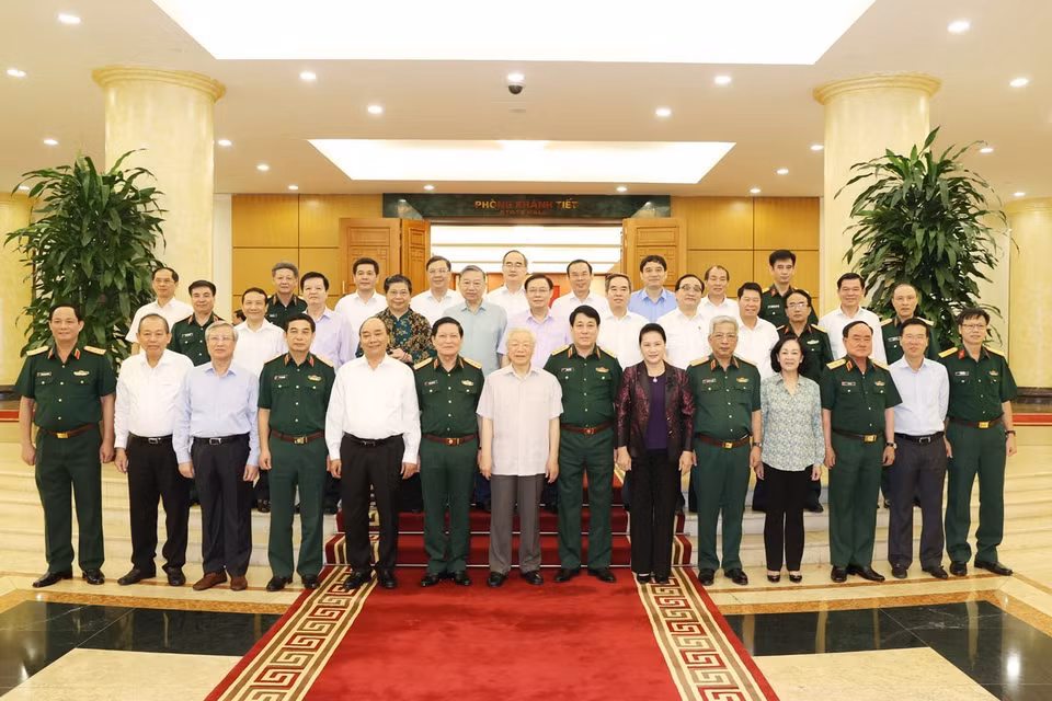 Tổng Bí thư, Chủ tịch nước Nguyễn Phú Trọng, Bí thư Quân ủy Trung ương và các đồng chí Bộ Chính trị chụp ảnh chung với Ban Thường vụ Quân ủy Trung ương. (Ảnh: Trí Dũng/TTXVN)