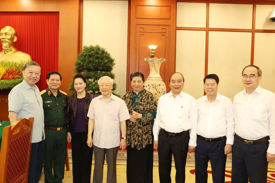 Tổng Bí thư, Chủ tịch nước Nguyễn Phú Trọng, Bí thư Quân ủy Trung ương và ông Nguyễn Xuân Phúc, Ủy viên Bộ Chính trị, Thủ tướng Chính phủ; bà Nguyễn Thị Kim Ngân, Ủy viên Bộ Chính trị, Chủ tịch Quốc hội với các đại biểu dự buổi làm việc. (Ảnh: Trí Dũng/TTXVN)