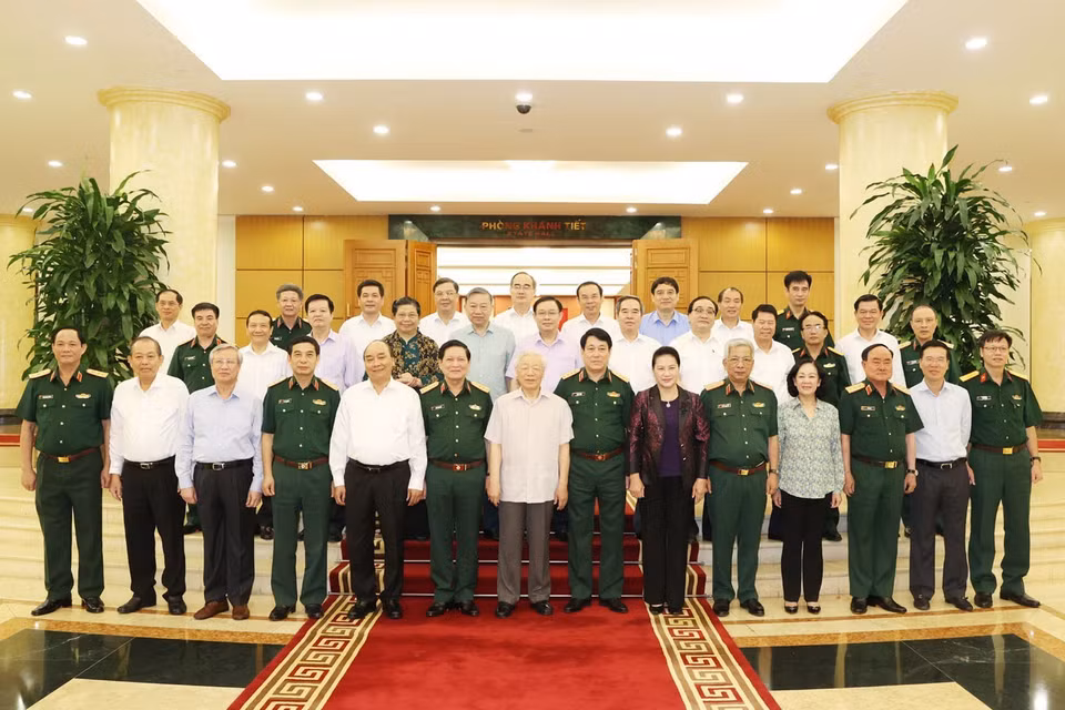 Tổng Bí thư, Chủ tịch nước Nguyễn Phú Trọng, Bí thư Quân ủy Trung ương và các đồng chí Bộ Chính trị chụp ảnh chung với Ban Thường vụ Quân ủy Trung ương. (Ảnh: Trí Dũng/TTXVN)