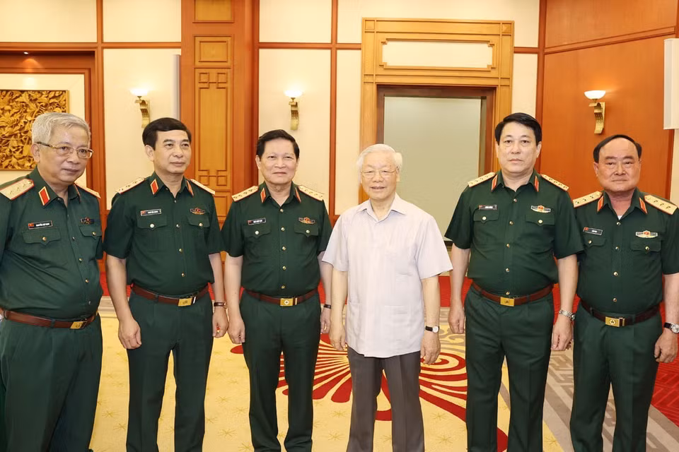 Tổng Bí thư, Chủ tịch nước Nguyễn Phú Trọng, Bí thư Quân ủy Trung ương với các đồng chí Ban Thường vụ Quân ủy Trung ương. (Ảnh: Trí Dũng/TTXVN)