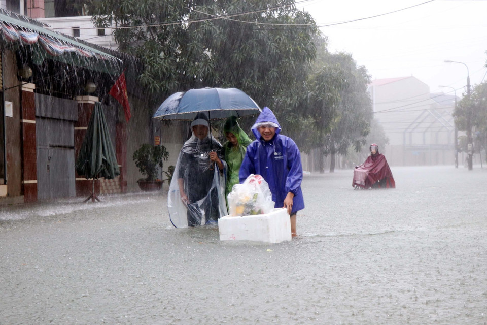 Nước ngập sâu các tuyến phố ở thành phố Hà Tĩnh. (Ảnh: Công Tường/TTXVN)