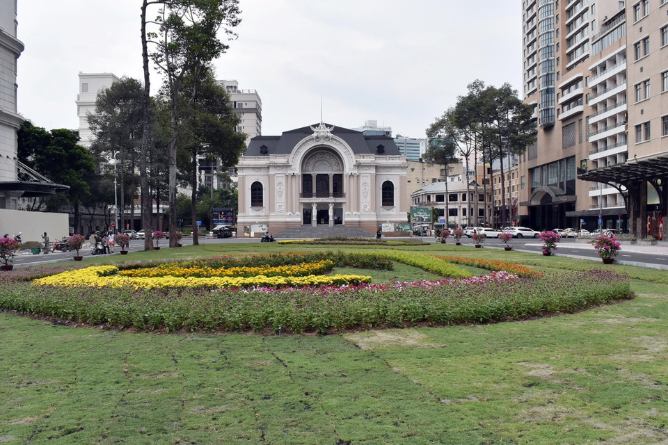 Hiện Ban Quản lý đường sắt đô thị Thành phố Hồ Chí Minh cũng đã thực hiện tháo dỡ toàn bộ rào chắn, mặt bằng phía trước Nhà hát Thành phố đã được tái lập hoàn toàn, trả lại không gian thông thoáng và sạch đẹp cho khu vực này. Trong ảnh: Khu đất trống trước Nhà hát Thành phố trên đường Lê Lợi đã được tái lập với các mảng xanh. (Ảnh: Tiến Lực/TTXVN)